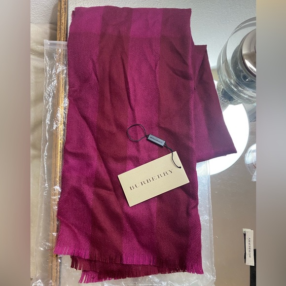 Rare Burberry Bright Burgundy Half Mega Check Premium Wool Scarf with fringeđź’• - Picture 2 of 9